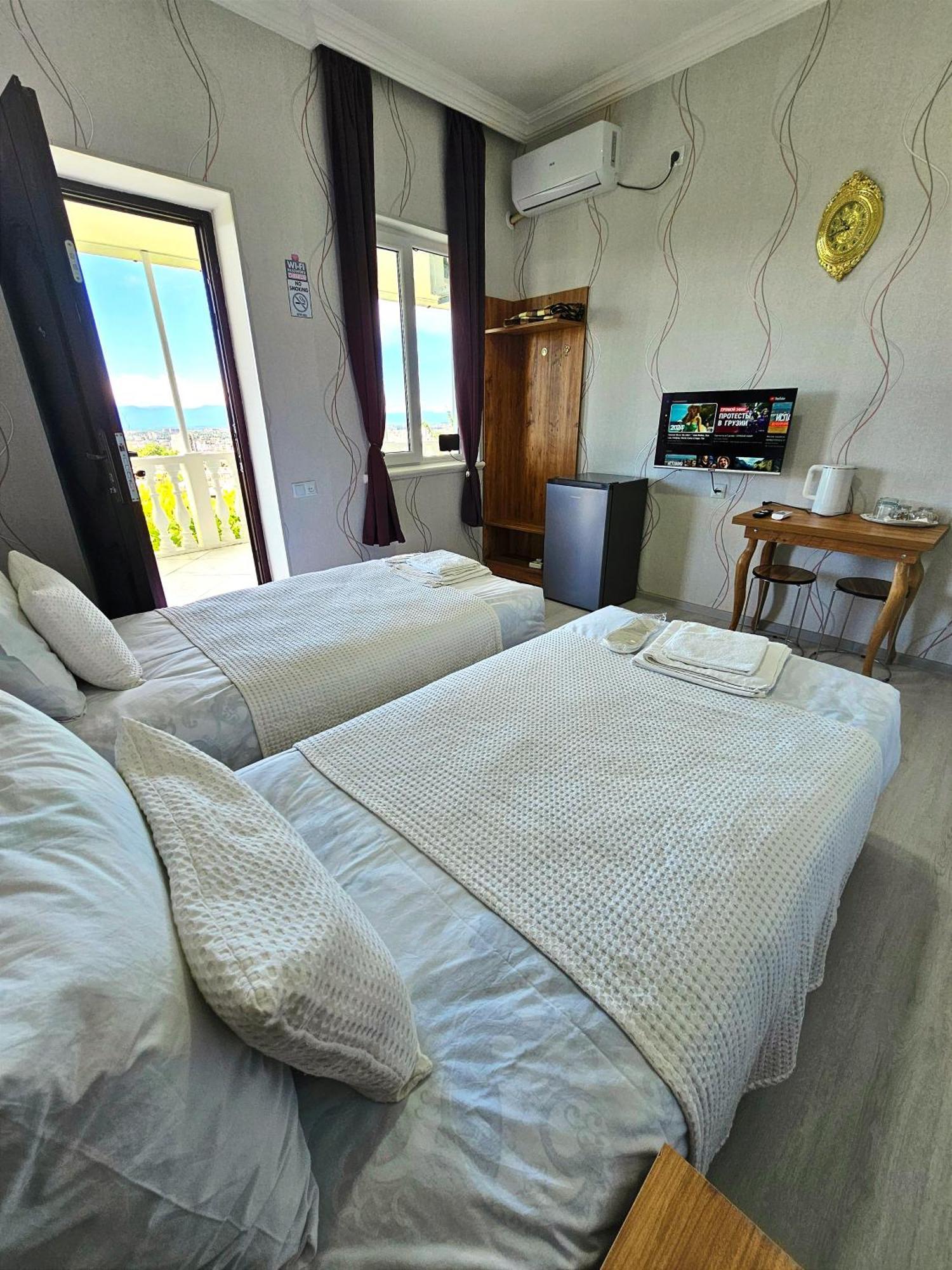 Hilltop Guest House Koutaïssi Extérieur photo